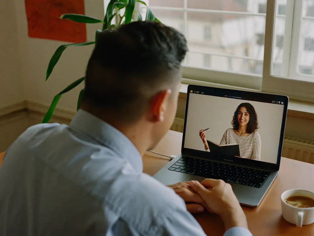 Supporto individuale ai dipendenti: un colloquio online in videochiamata con una psicologa di GAM Medical