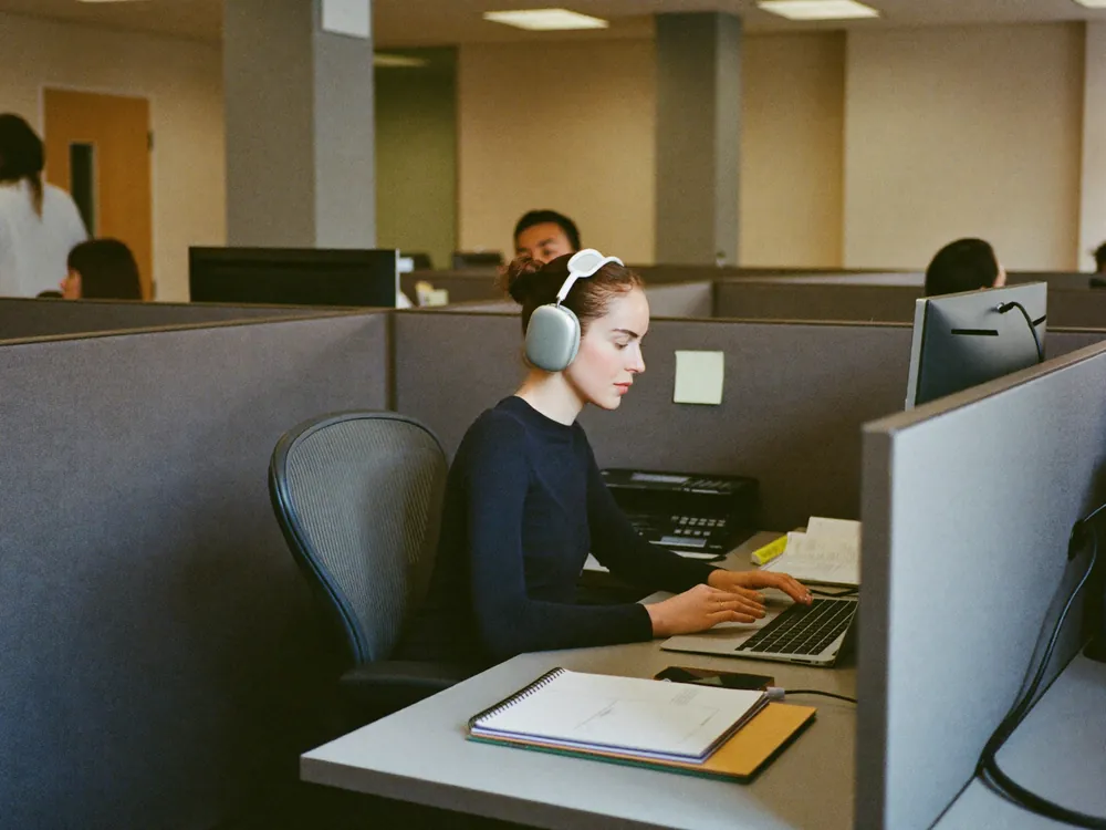 autismo ad alto funzionamento e lavoro: cuffie antirumore in ufficio