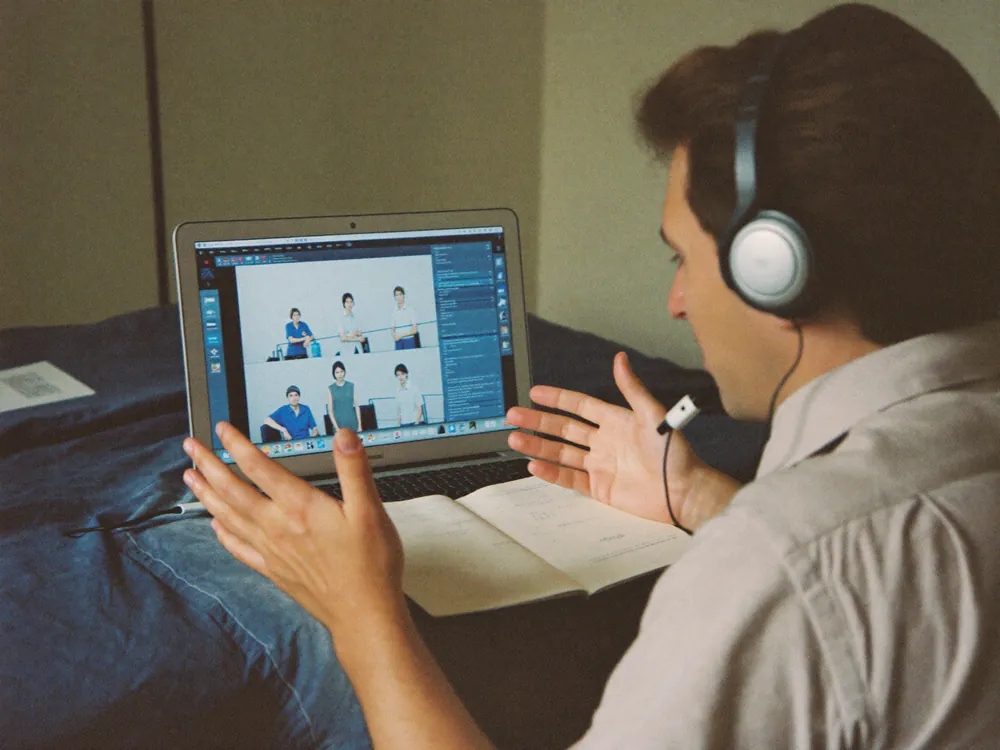 psicoeducazione ADHD di gruppo online: collegarsi con le cuffie da un ambiente privato