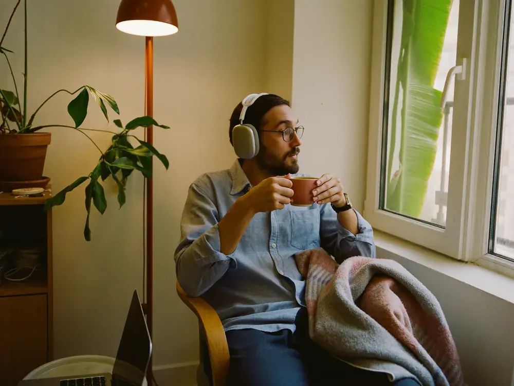 Gruppo psicoeducativo per adulti autistici: un momento di calma in uno spazio tranquillo, con le cuffie e una tazza calda