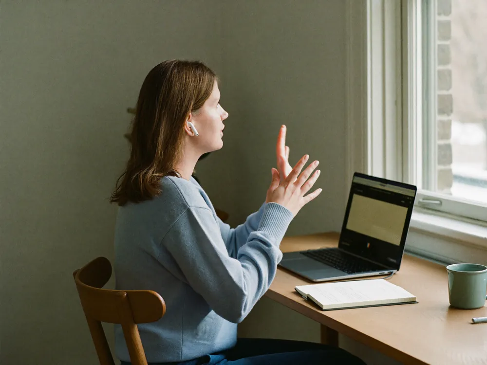 Una donna segue da casa una seduta di psicoterapia online con GAM Medical