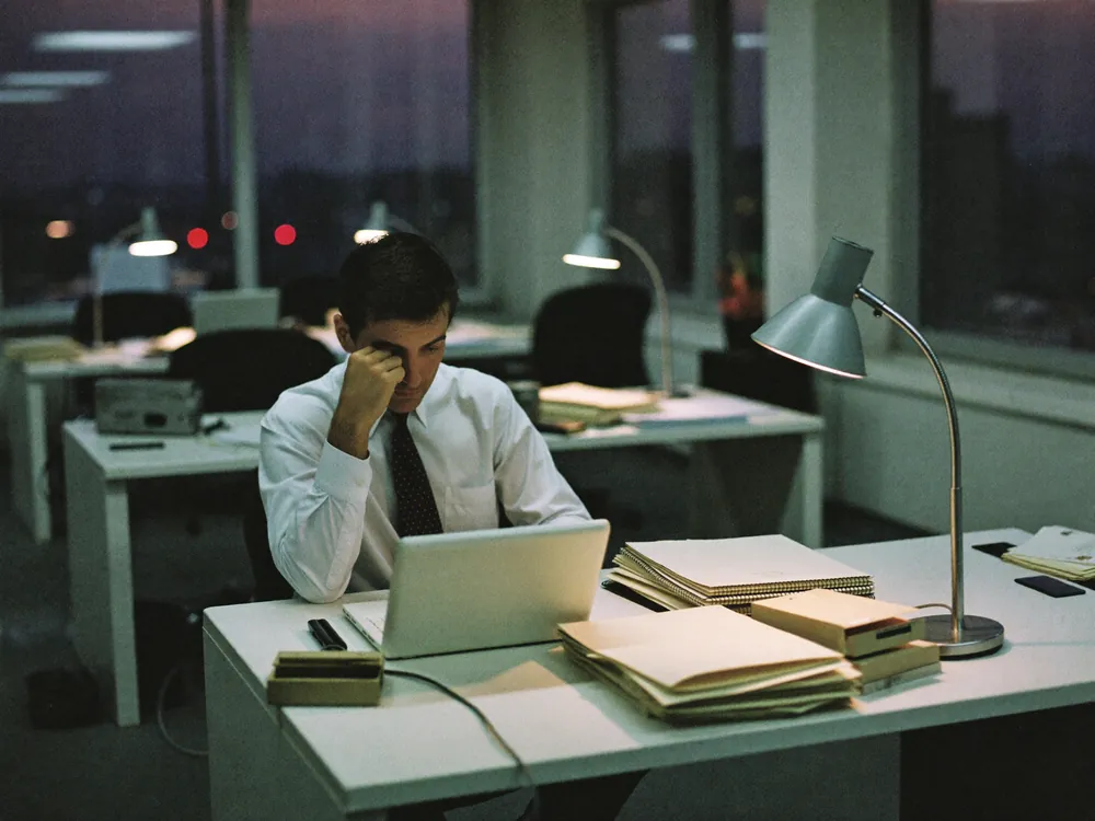 stress e burnout sul lavoro: ancora in ufficio la sera