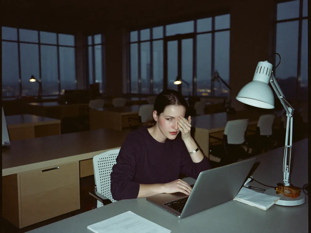 stress cronico da lavoro: ancora in ufficio la sera