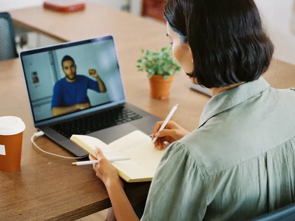 Una responsabile HR segue il webinar sull'ADHD per le aziende